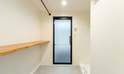 R壁の柔らかな空間デザイン (脱衣室)