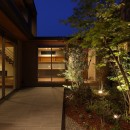 庭住の舎〜四季折々の風景と暮らすコートハウス〜の写真 中庭夕景