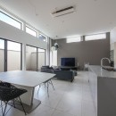 「余白」のあるシンプルモダンの家／神奈川県の写真 3.5ｍの高天井のリビングダイニング