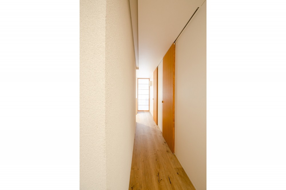 「簾戸」が創り出す柔らかい光の和モダン空間 (ギャラリーのような廊下)