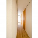 「簾戸」が創り出す柔らかい光の和モダン空間の写真 ギャラリーのような廊下