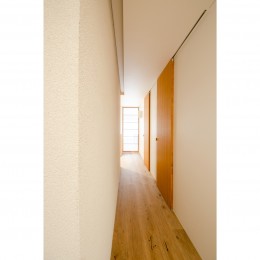 「簾戸」が創り出す柔らかい光の和モダン空間 (ギャラリーのような廊下)