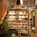 インダストリアル×無垢 大空間のある暮らしの写真 リビング本棚