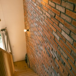インダストリアル×無垢 大空間のある暮らし (階段壁)