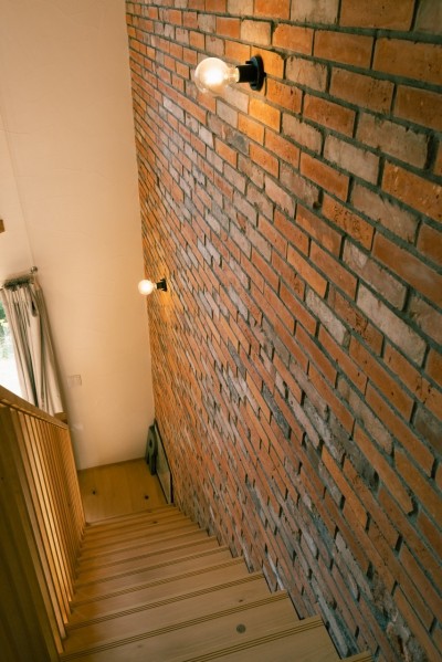 階段壁 (インダストリアル×無垢 大空間のある暮らし)
