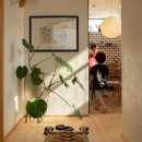 インダストリアル×無垢 大空間のある暮らしの写真 廊下からキッチン