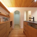 ホテルライクな自然素材の家の写真 キッチン