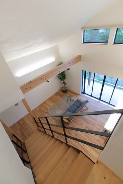 ホテルライクな自然素材の家 (階段・吹き抜け)
