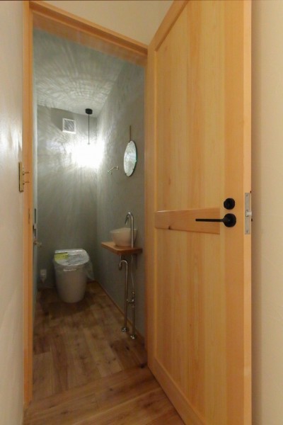 トイレ (ホテルライクな自然素材の家)