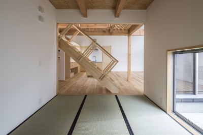 階段、和室 (arkab prior｜高い天井のリビングから各所に繋がる、箱と片流れの住宅)