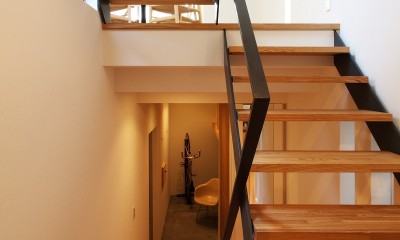階段ホール｜レモン坂の家〜斜面地の傾斜を活かしたスキップフロアハウス〜