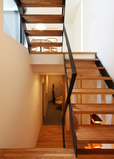 階段ホール (レモン坂の家〜斜面地の傾斜を活かしたスキップフロアハウス〜)
