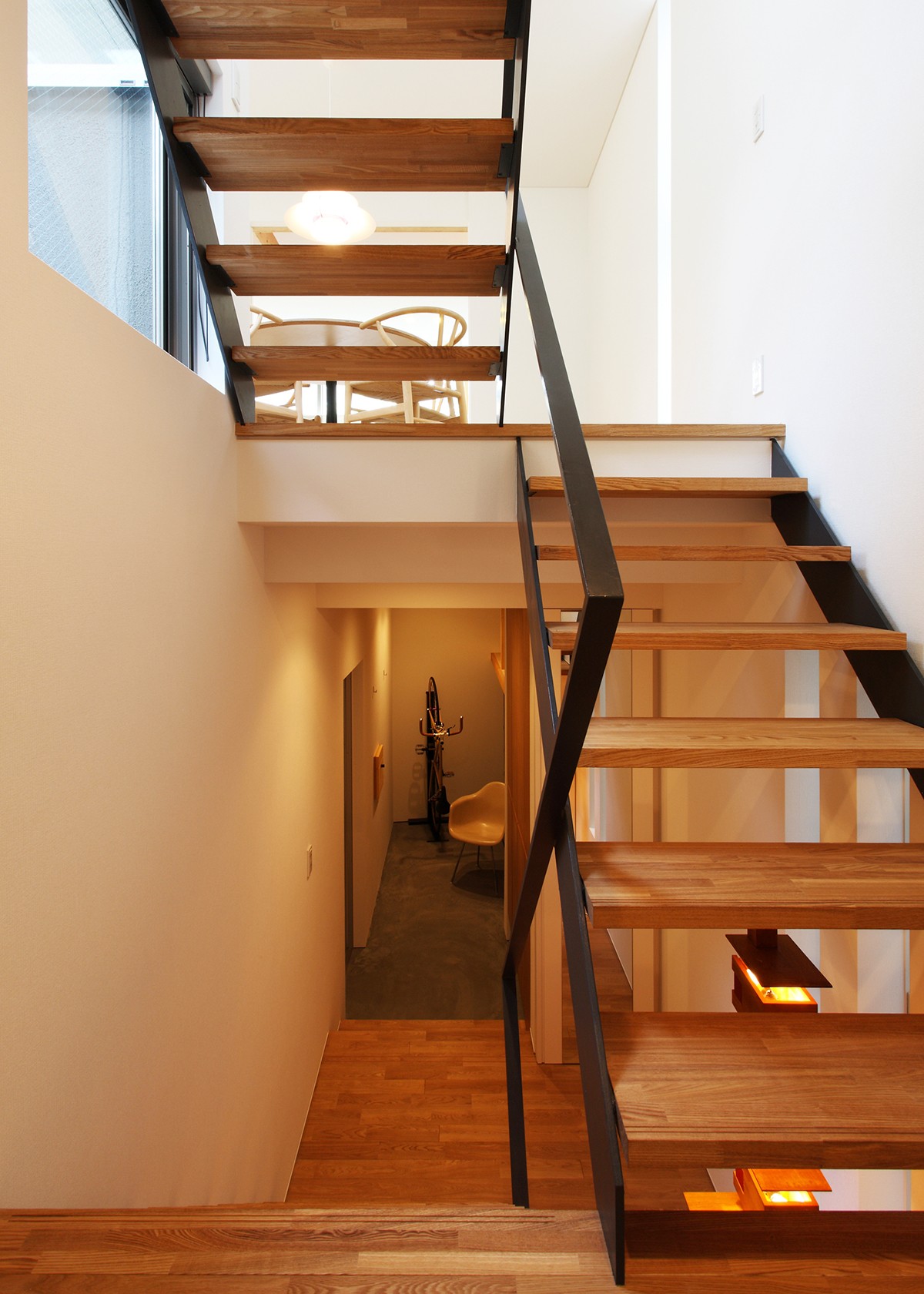 その他事例：階段ホール（レモン坂の家〜斜面地の傾斜を活かしたスキップフロアハウス〜）