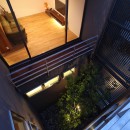 レモン坂の家〜斜面地の傾斜を活かしたスキップフロアハウス〜の写真 中庭