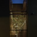 レモン坂の家〜斜面地の傾斜を活かしたスキップフロアハウス〜の写真 中庭の外観夕景