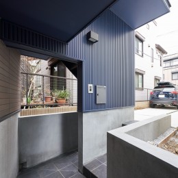 西方の家/House in Nishikata(賃貸併用住宅） (玄関)