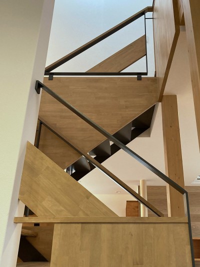 スチールと木の組み合わせによる階段 (回遊＆スキップの3階建て｜クランク通りの家)