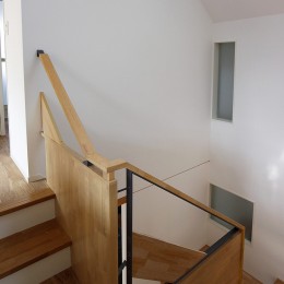 回遊＆スキップの3階建て｜クランク通りの家 (3階廊下のスキップと連続するスチール階段)