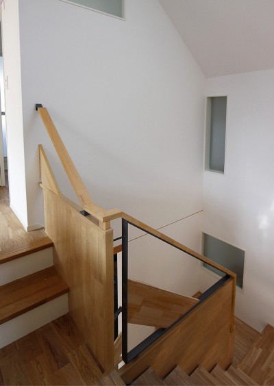 3階廊下のスキップと連続するスチール階段 (回遊＆スキップの3階建て｜クランク通りの家)