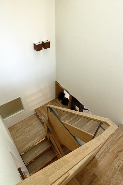階段見下ろし (回遊＆スキップの3階建て｜クランク通りの家)