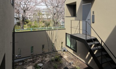 千歳船橋の共同住宅／Apartment in Chitosefunabashi (中庭)