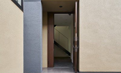 千歳船橋の共同住宅／Apartment in Chitosefunabashi (玄関)