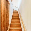 吹き抜けがもたらす明るさと開放感、理想のアウトドアライフの写真 階段