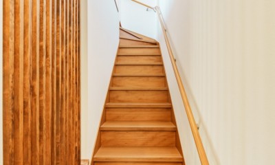 吹き抜けがもたらす明るさと開放感、理想のアウトドアライフ (階段)
