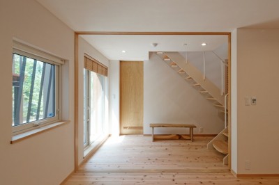 階段ホール (傾斜地の家)