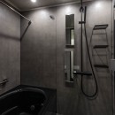 黒のシンプルモダン空間の写真 浴室