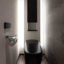 黒のシンプルモダン空間の写真 トイレ