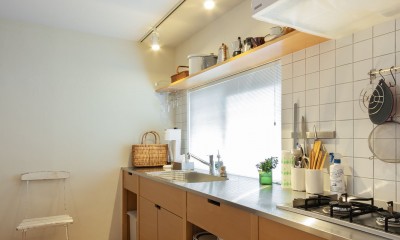 ピットリビングのある“わたしサイズ”の家 (キッチンはこんな奥とに壁付けでレイアウト。見せる収納に厳選した食器と調理器具が並ぶ。)
