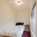 ピットリビングのある“わたしサイズ”の家の写真 寝室はタイル貼りでシンプルにデザイン。