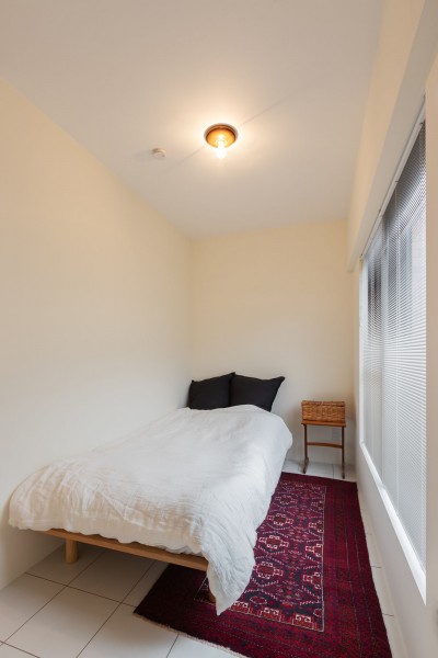 寝室はタイル貼りでシンプルにデザイン。 (ピットリビングのある“わたしサイズ”の家)