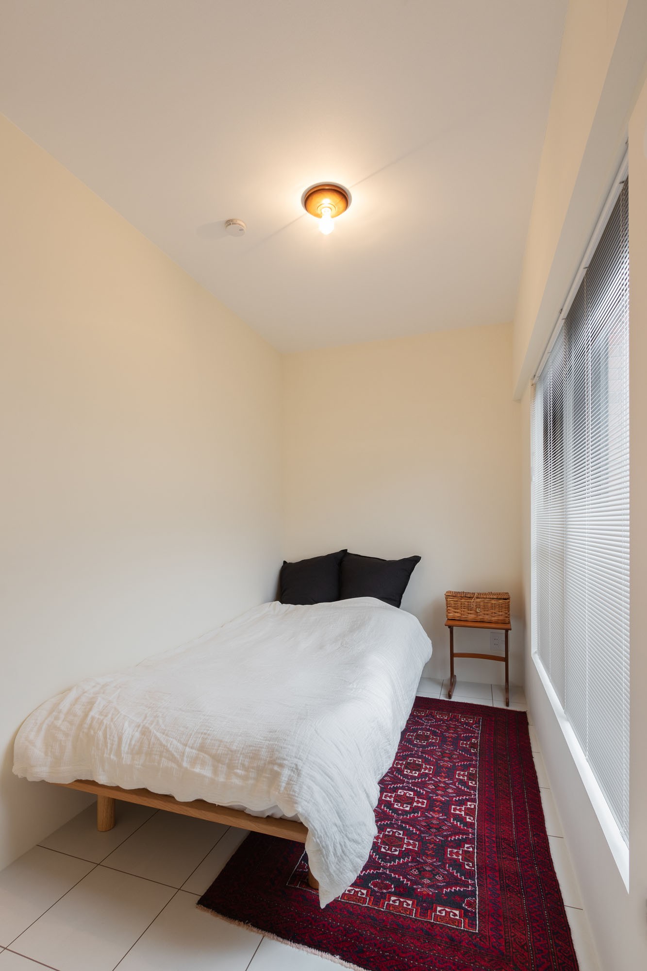 ベッドルーム事例：寝室はタイル貼りでシンプルにデザイン。（ピットリビングのある“わたしサイズ”の家）