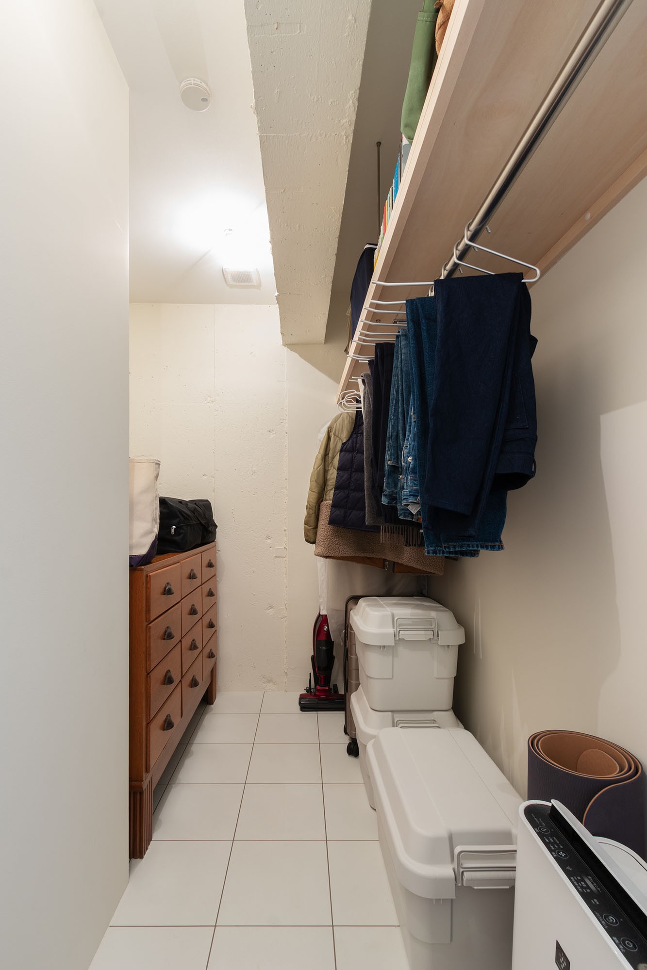 収納事例：寝室と隣り合うWICはアンティークのキャビネットを組み合わせて機能性も抜群。（ピットリビングのある“わたしサイズ”の家）