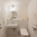 ピットリビングのある“わたしサイズ”の家の写真 洗面室は白で統一された清潔感のあるインテリアに。