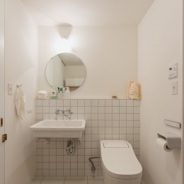 ピットリビングのある“わたしサイズ”の家 (洗面室は白で統一された清潔感のあるインテリアに。)