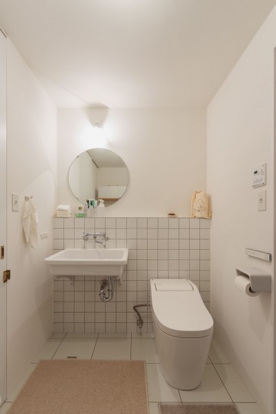 洗面室は白で統一された清潔感のあるインテリアに。 (ピットリビングのある“わたしサイズ”の家)