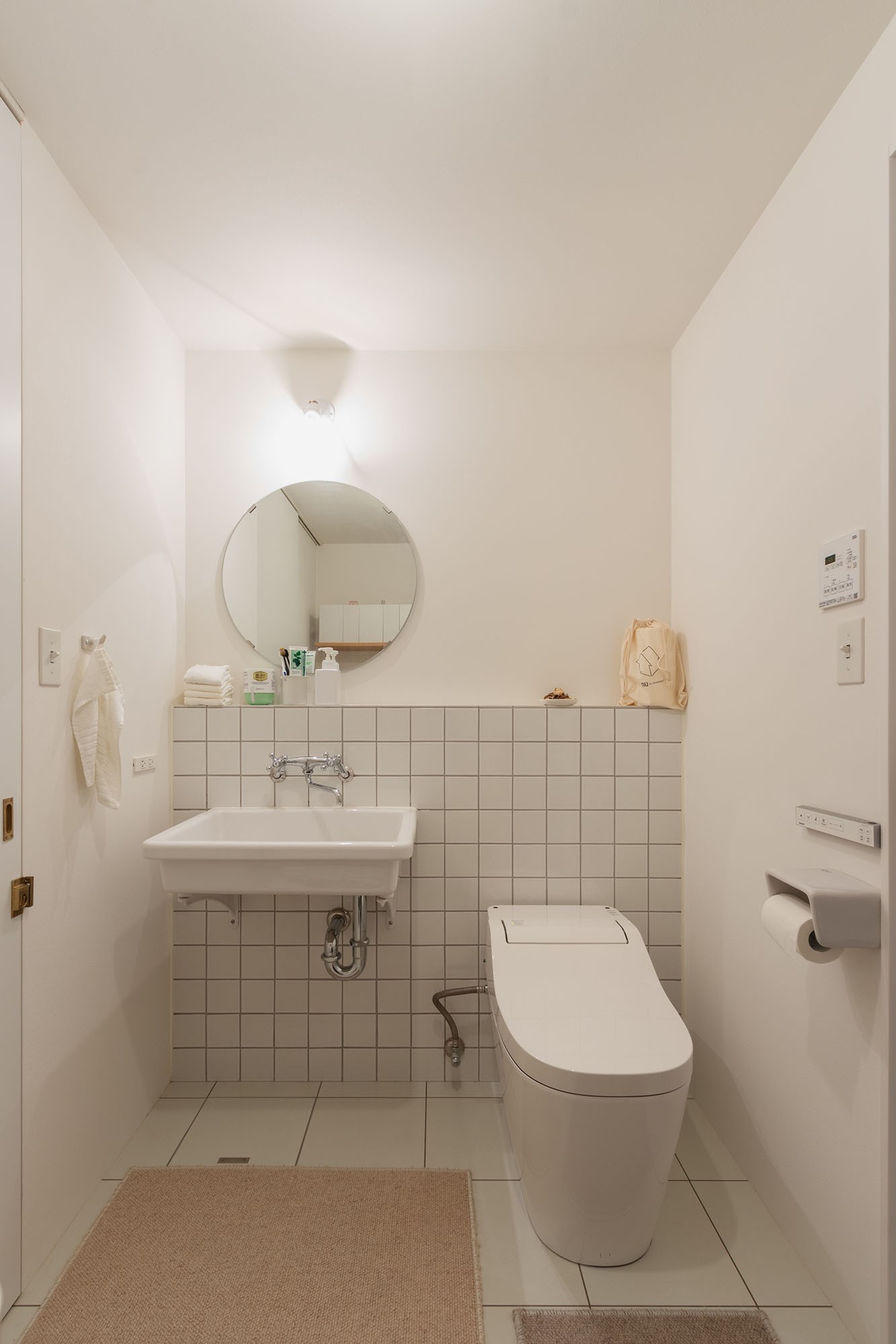 バス/トイレ事例：洗面室は白で統一された清潔感のあるインテリアに。（ピットリビングのある“わたしサイズ”の家）