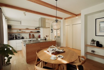 天板を広く使えるミニマルキッチンとオーダー家具 (終の棲家となる我が家に！リノベーションで私たちらしい豊かな暮らしを)