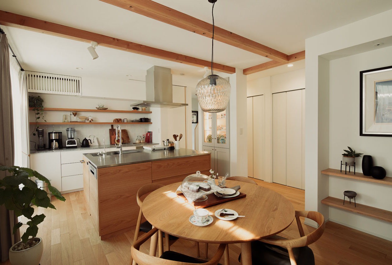 キッチン事例：天板を広く使えるミニマルキッチンとオーダー家具（終の棲家となる我が家に！リノベーションで私たちらしい豊かな暮らしを）