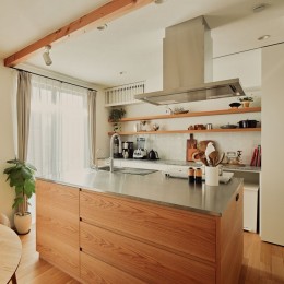 天板を広く使えるミニマルキッチンはお料理教室をされる奥様にぴったり (終の棲家となる我が家に！リノベーションで私たちらしい豊かな暮らしを)