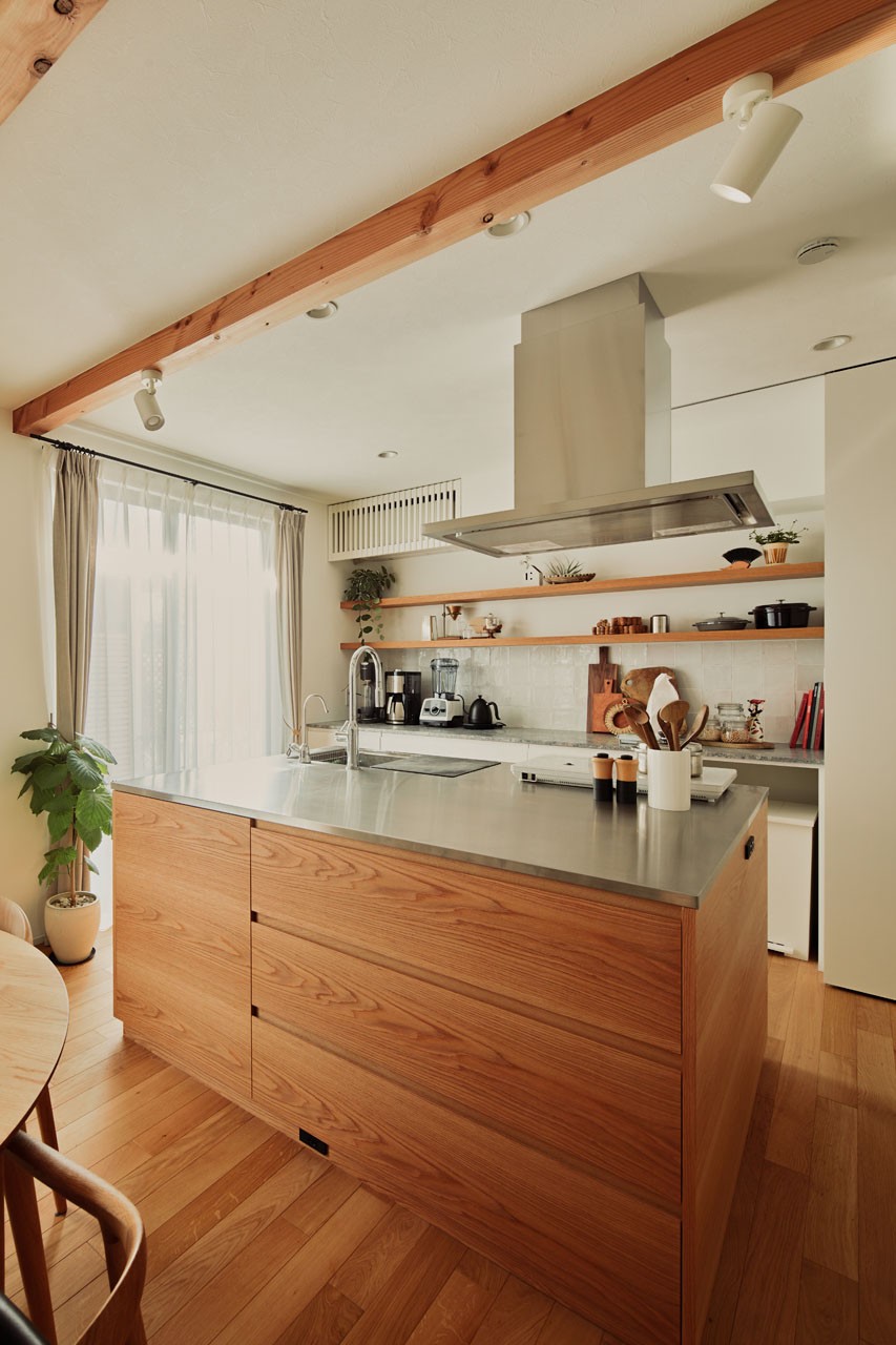 キッチン事例：天板を広く使えるミニマルキッチンはお料理教室をされる奥様にぴったり（終の棲家となる我が家に！リノベーションで私たちらしい豊かな暮らしを）