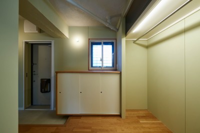 収納もできる玄関スペース (家族から引き継いだ築60年の団地をリノベーション 磯子の家)
