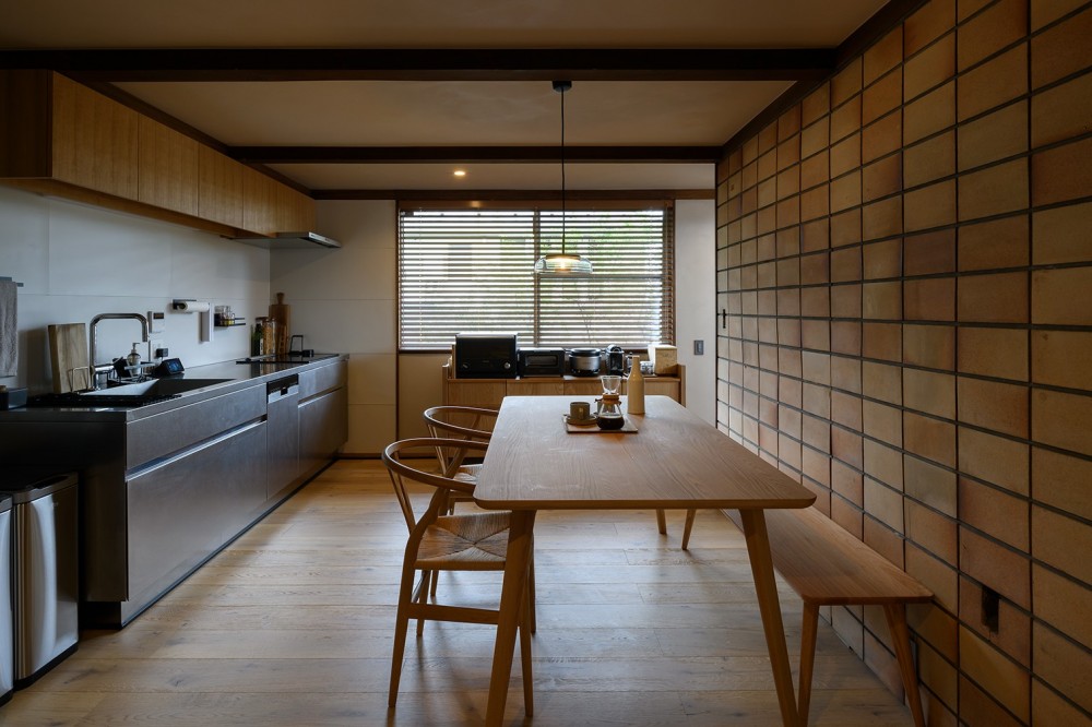 築57年、日本初女性建築家の意匠を継ぐ戸建リノベーション (１階・キッチン・ダイニング)