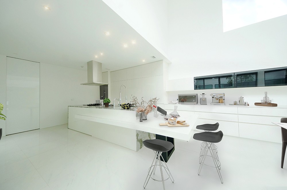 キッチン事例：テーブル一体型のアイランドキッチン（景色を擁する回廊の家／神奈川県鎌倉市）
