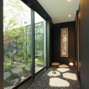 景色を擁する回廊の家／神奈川県鎌倉市の写真 和室へのアプローチ
