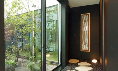 景色を擁する回廊の家／神奈川県鎌倉市 (和室へのアプローチ)