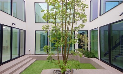 芝のある美しいテラス｜景色を擁する回廊の家／神奈川県鎌倉市